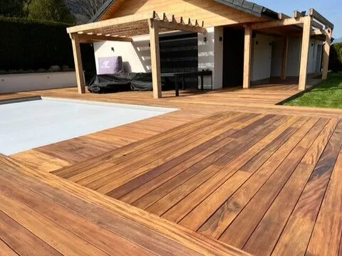 Grande terrasse en tigerwood avec pergola et piscine