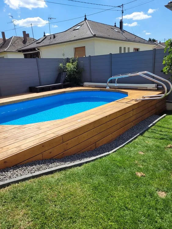Terrasse en bois huilée réalisée sur l'axe Nantes-Rennes